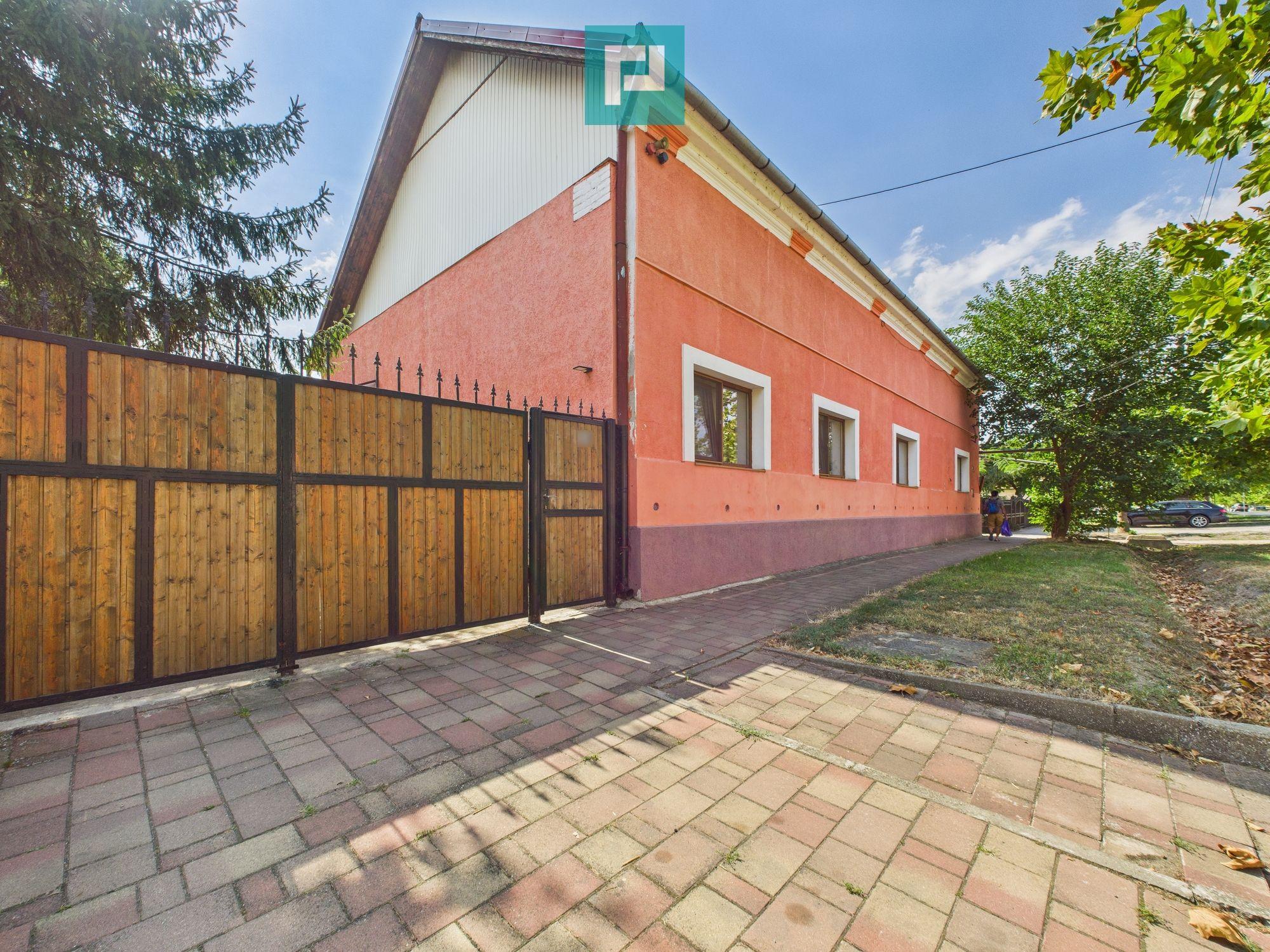 Casă cu 6 camere în Sânicolau Mare Timiș - 1