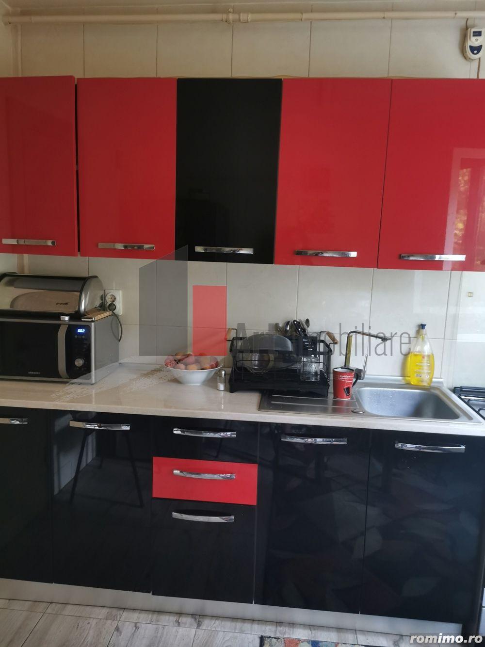 Vânzare apartament semidecomandat 4 camere cu centrală Bd. Obregia - 27