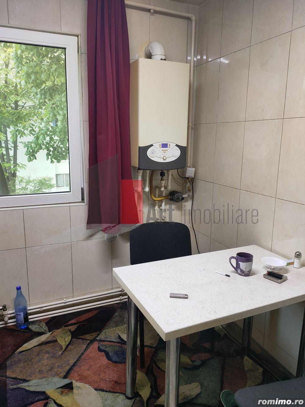 Vânzare apartament semidecomandat 4 camere cu centrală Bd. Obregia - 40