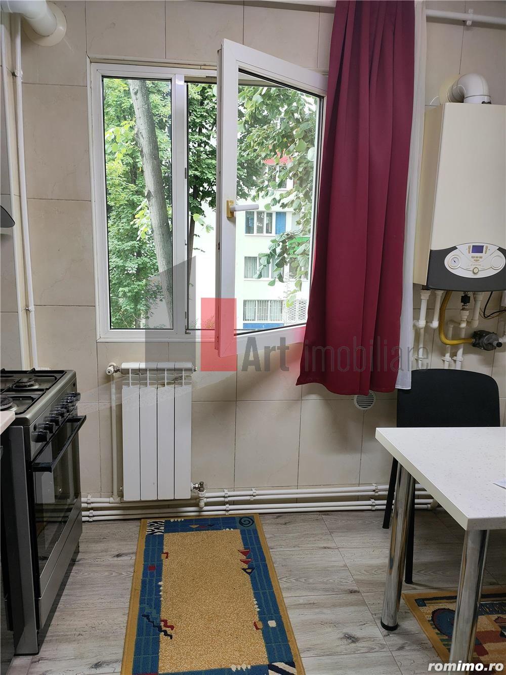 Vânzare apartament semidecomandat 4 camere cu centrală Bd. Obregia - 18