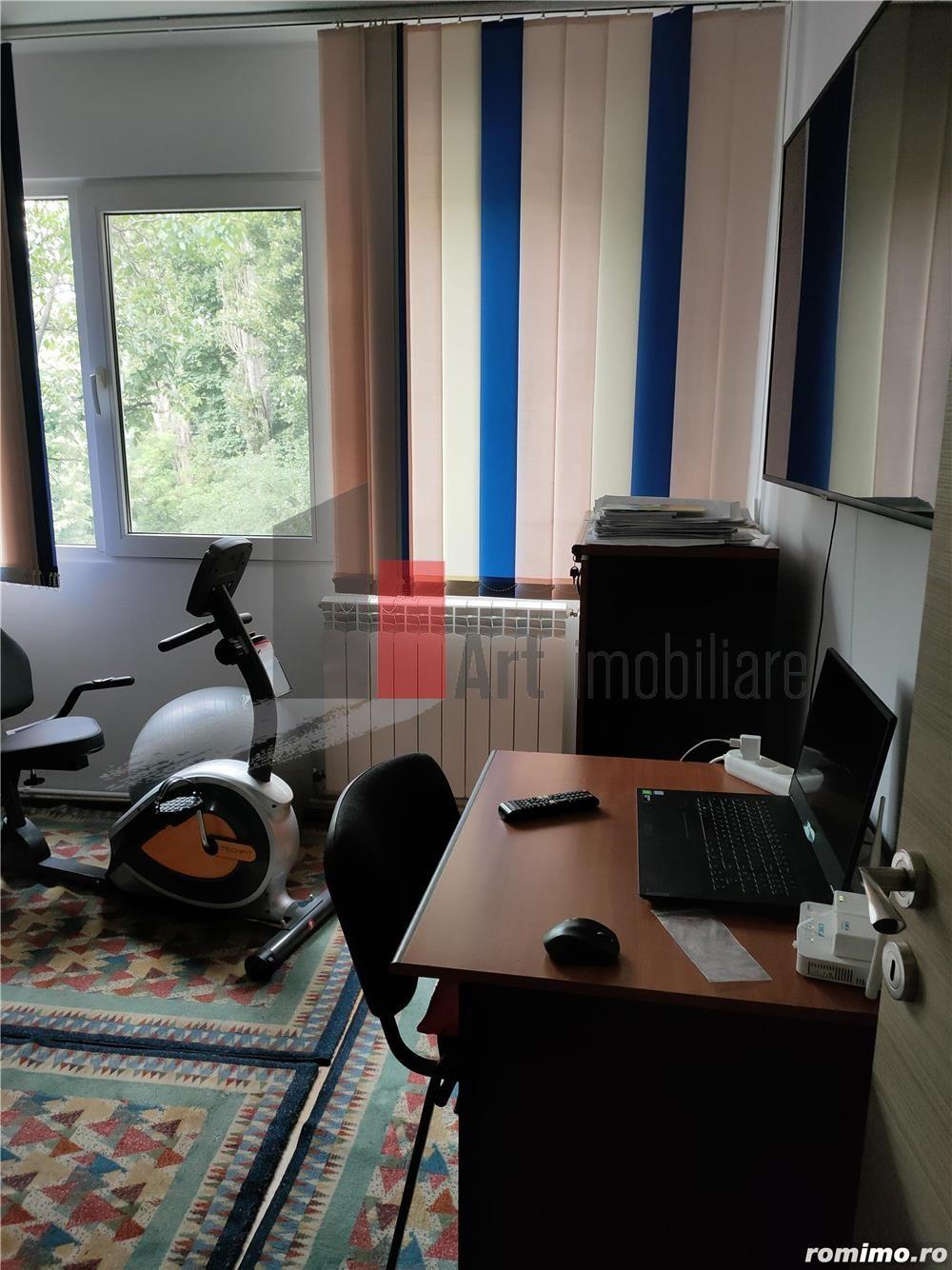 Vânzare apartament semidecomandat 4 camere cu centrală Bd. Obregia - 15