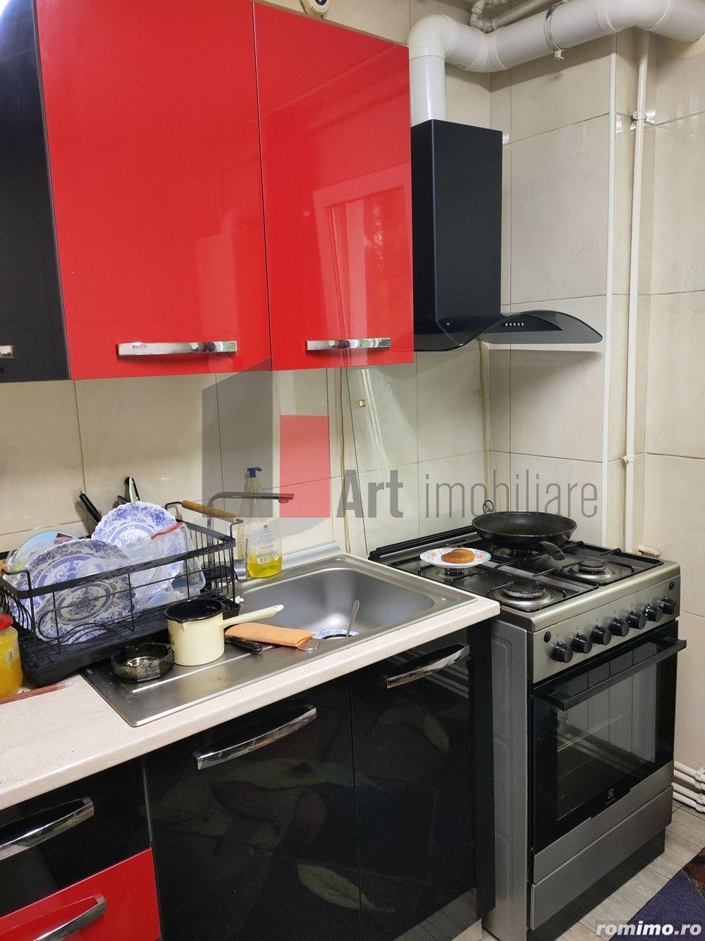 Vânzare apartament semidecomandat 4 camere cu centrală Bd. Obregia - 33