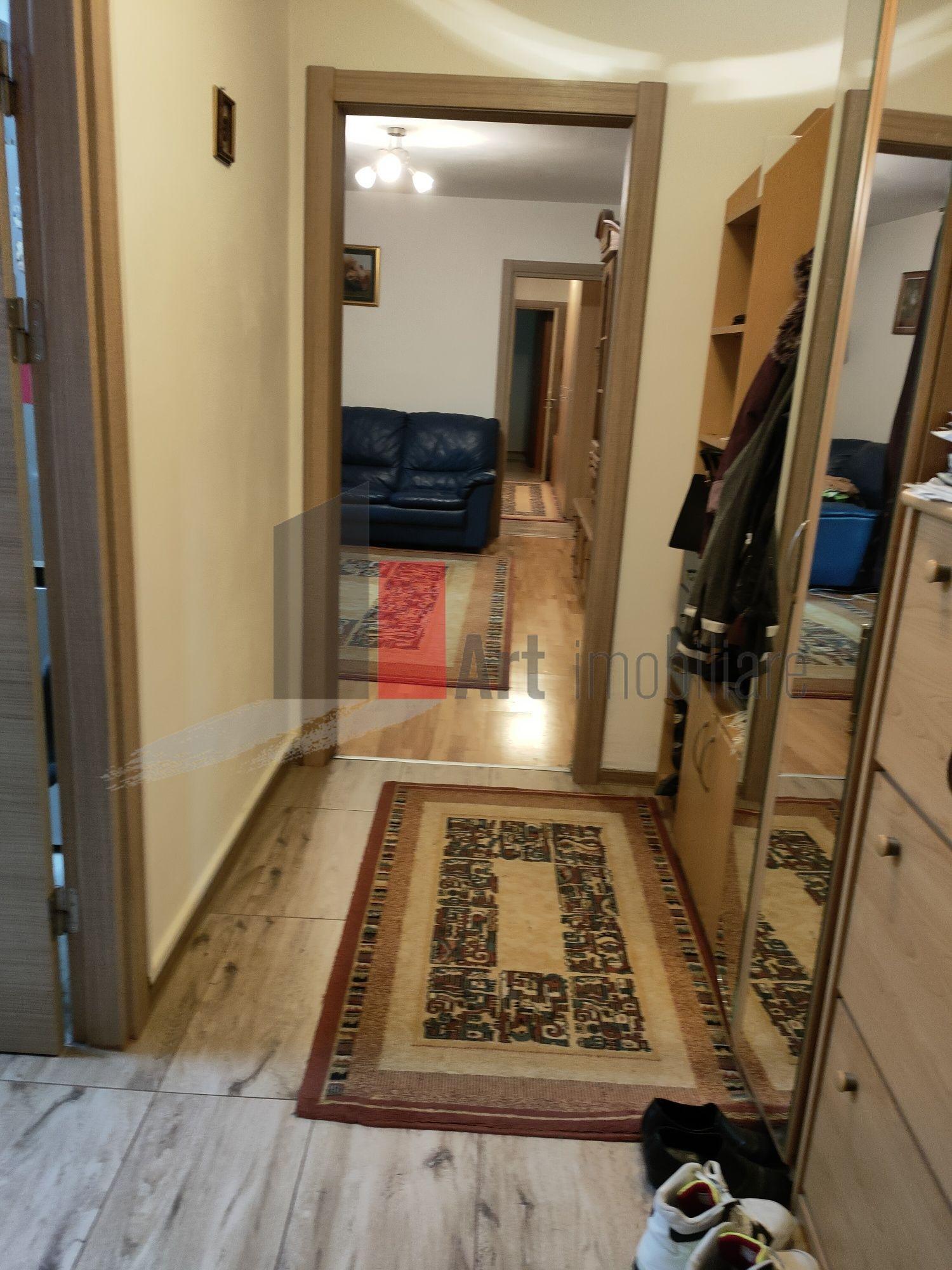 Vânzare apartament semidecomandat 4 camere cu centrală Bd. Obregia - 44