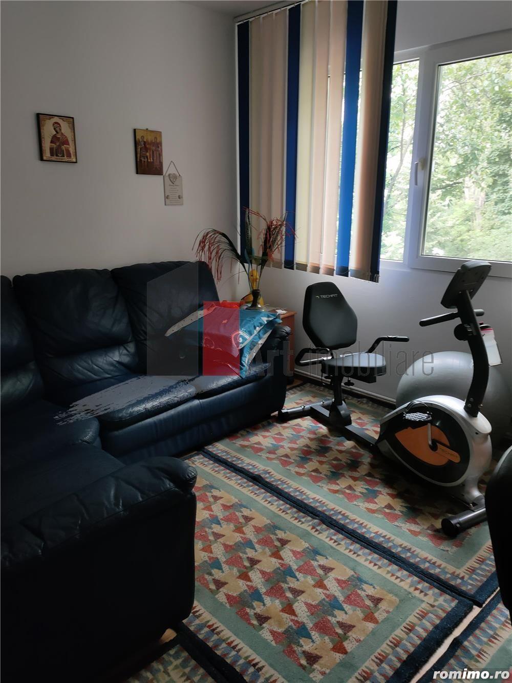 Vânzare apartament semidecomandat 4 camere cu centrală Bd. Obregia - 17