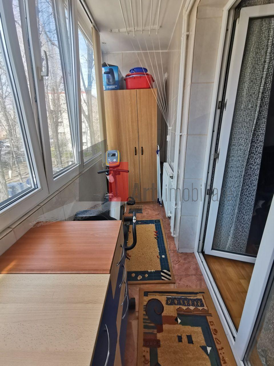 Vânzare apartament semidecomandat 4 camere cu centrală Bd. Obregia - 29