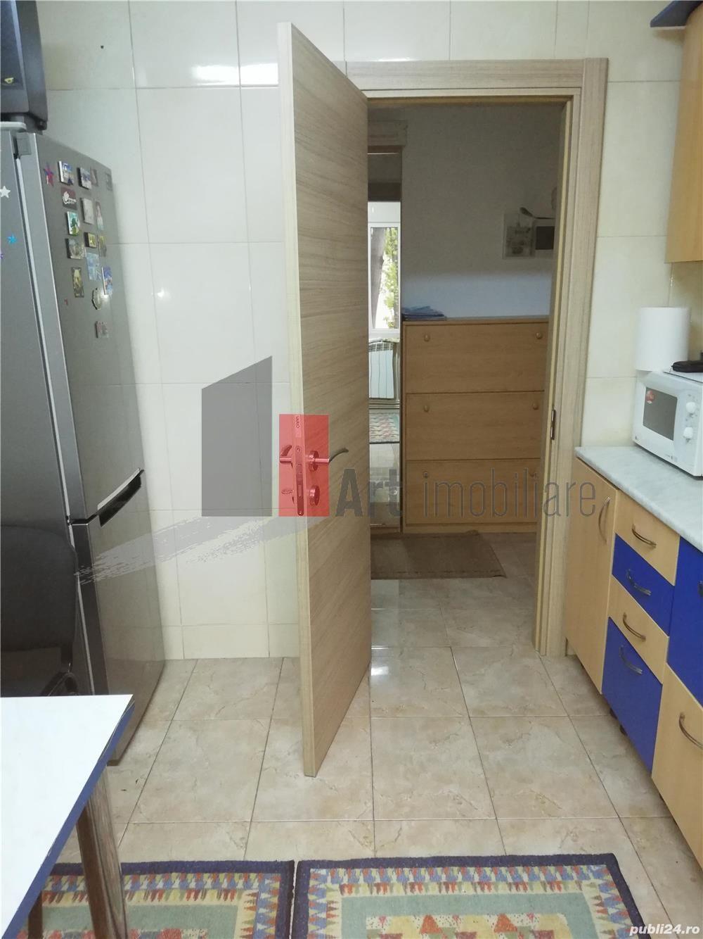 Vânzare apartament semidecomandat 4 camere cu centrală Bd. Obregia - 5