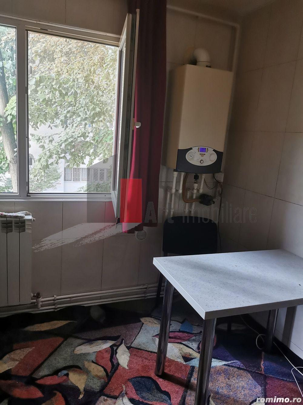 Vânzare apartament semidecomandat 4 camere cu centrală Bd. Obregia - 35