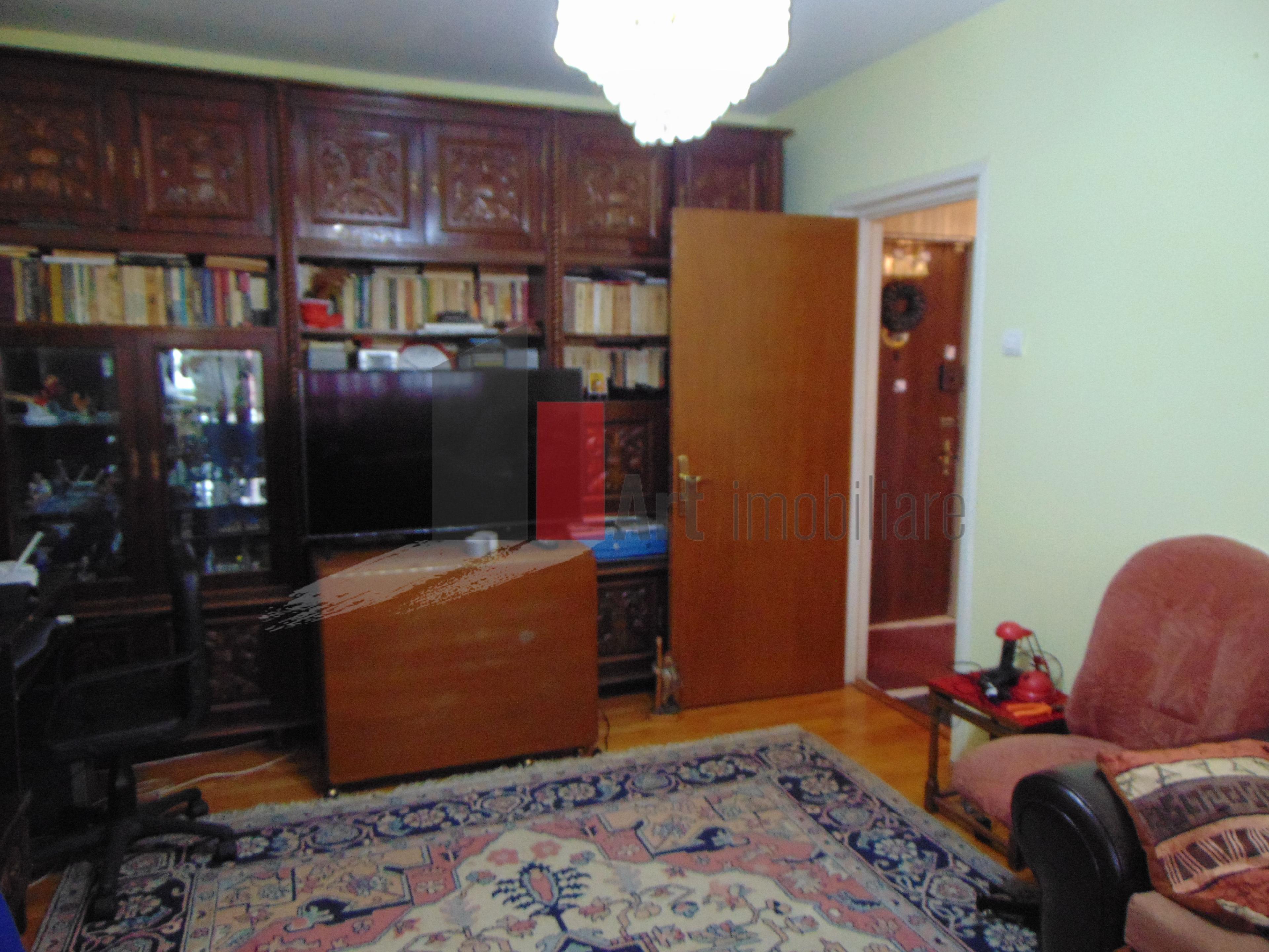Apartament 3 camere decomandat Vergului - 1